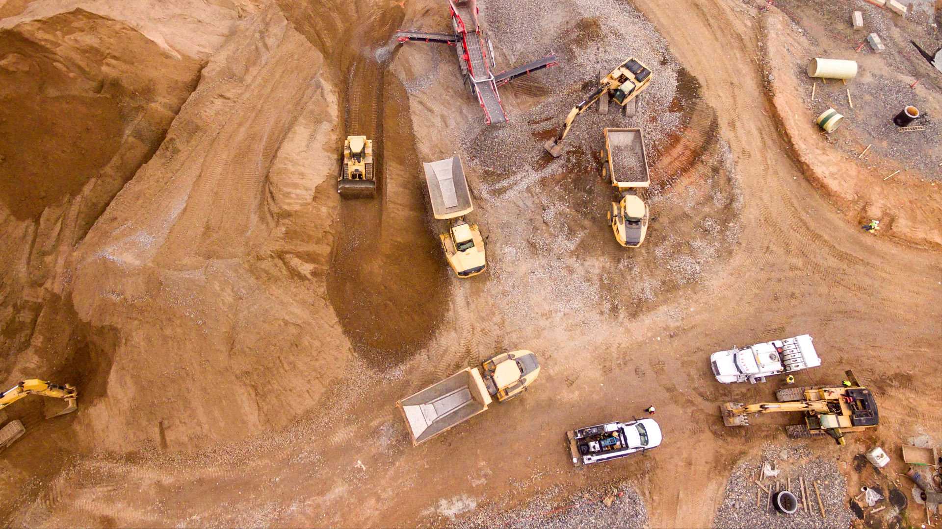 Własne kopalnie kruszyw naturalnych, bogaty park maszynowy, transport